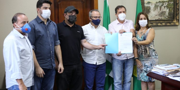 Prefeito Chico Brasileiro entrega projeto para compra de vacinas à Câmara Municipal