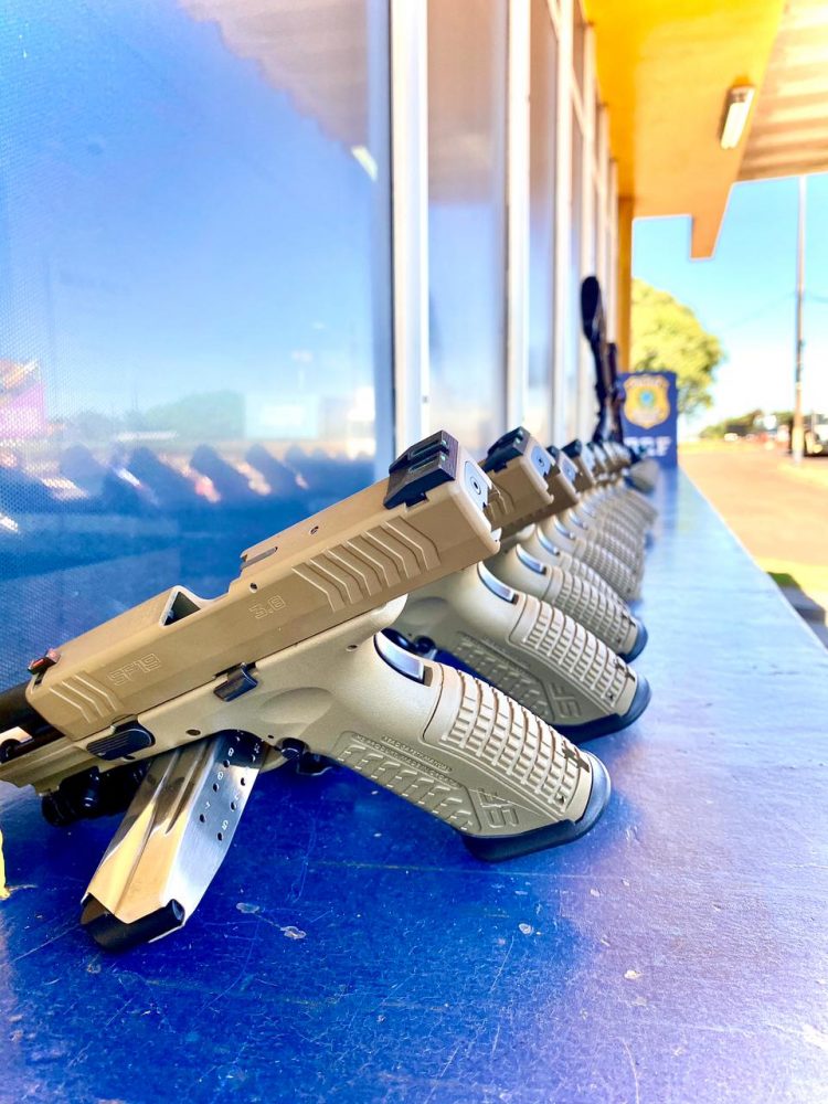 PRF apreende 2 fuzis, 31 pistolas e 62 carregadores na BR-277 em  São Miguel