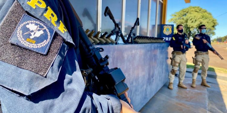 PRF apreende 2 fuzis, 31 pistolas e 62 carregadores na BR-277 em  São Miguel