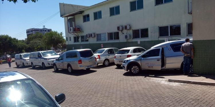 Impactante: carros funerários formam fila para retirada de vítimas da Covid-19 no Hospital Municipal