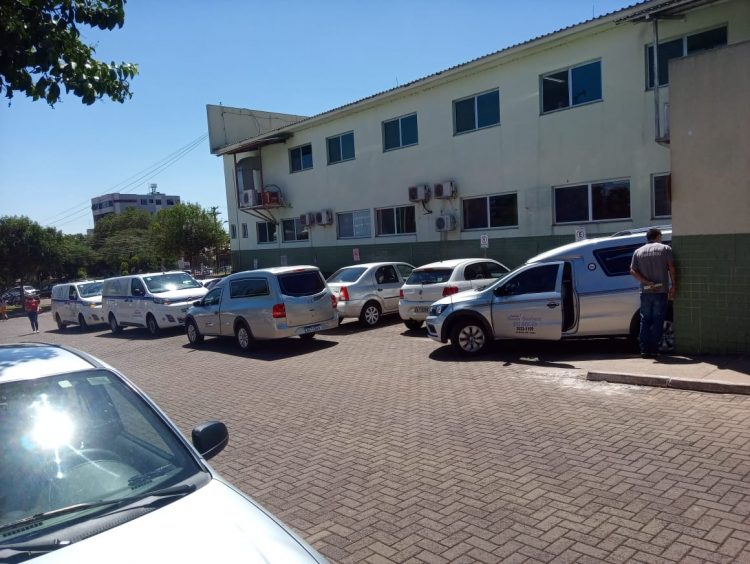 Impactante: carros funerários formam fila para retirada de vítimas da Covid-19 no Hospital Municipal