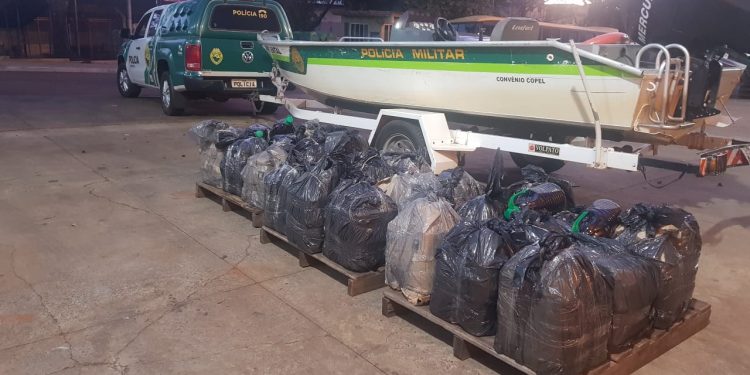 Polícia Ambiental apreende carga de azeite de oliva no Rio Iguaçu, em Foz