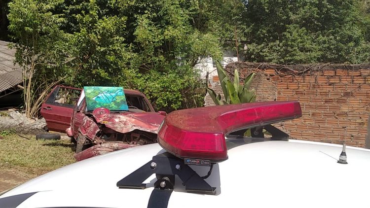 Homem de 44 anos morre após colidir veículo contra muro no Jardim Califórnia