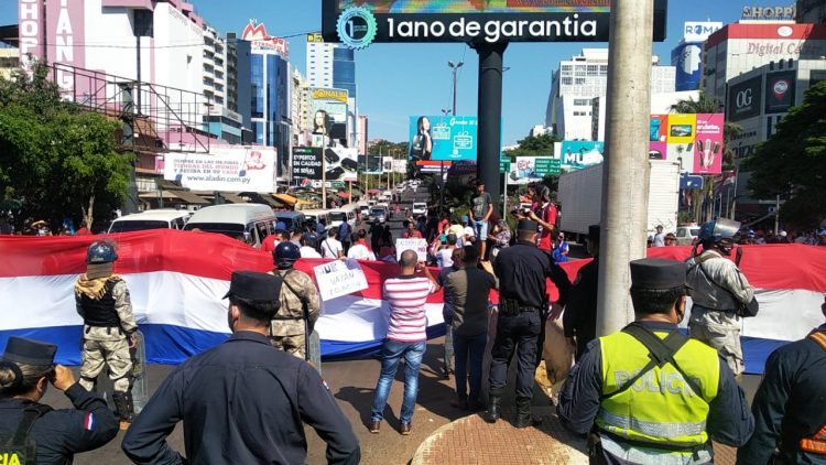 Protesto em Ciudad del Este forma fila na BR-277 em Foz