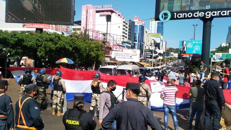 Protesto em Ciudad del Este forma fila na BR-277 em Foz