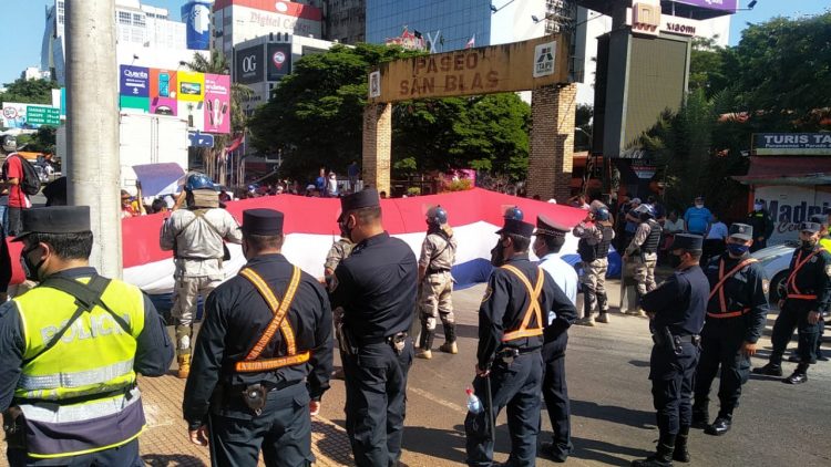 Protesto em Ciudad del Este forma fila na BR-277 em Foz