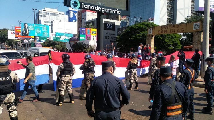 Protesto em Ciudad del Este forma fila na BR-277 em Foz