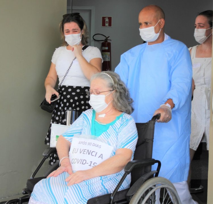Após 88 dias, paciente internada com covid-19 ganha alta no Hospital Costa Cavalcanti