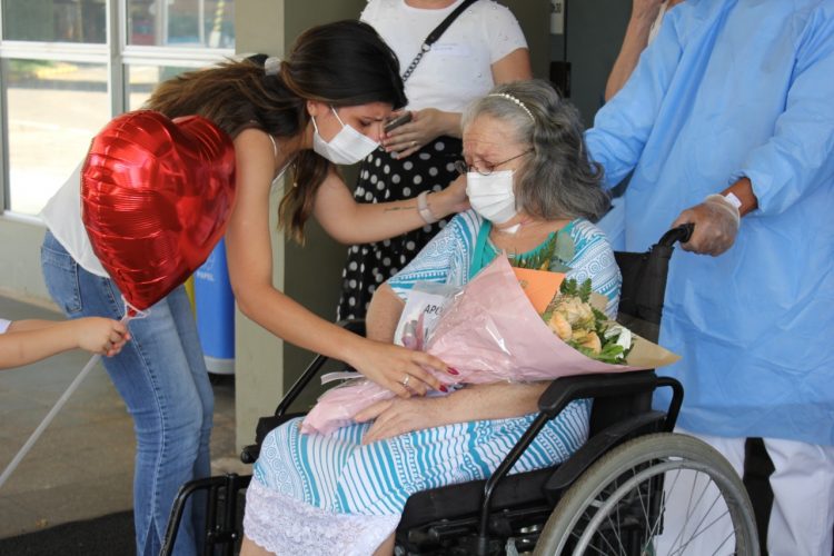 Após 88 dias, paciente internada com covid-19 ganha alta no Hospital Costa Cavalcanti