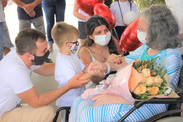 Após 88 dias, paciente internada com covid-19 ganha alta no Hospital Costa Cavalcanti