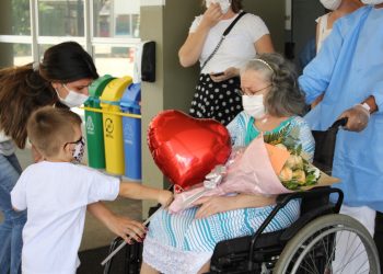 Após 88 dias, paciente internada com covid-19 ganha alta no Hospital Costa Cavalcanti