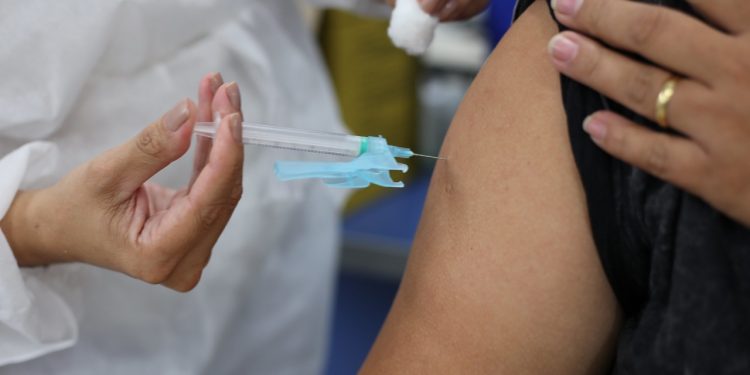 Tire suas dúvidas sobre a vacinação contra a covid-19 em Foz do Iguaçu