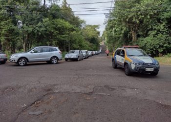 Idosos reclamam de organização da fila para vacinação contra Covid-19 nesta manhã