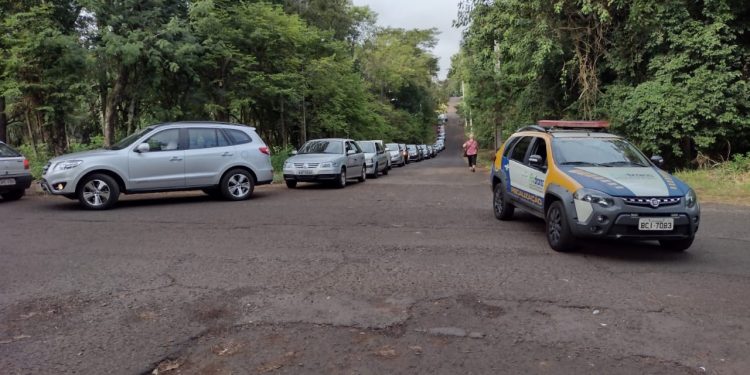 Idosos reclamam de organização da fila para vacinação contra Covid-19 nesta manhã