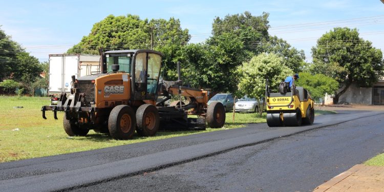 Serviços de pavimentação asfáltica chegam ao bairro Cidade Nova