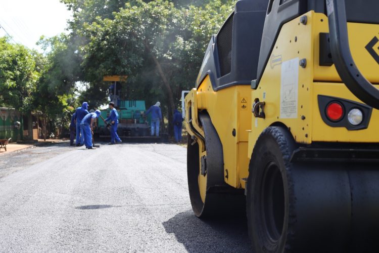 Serviços de pavimentação asfáltica chegam ao bairro Cidade Nova