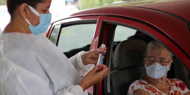 Foz começa vacinação de idosos com 73 e 74 anos e amplia pontos de vacinação