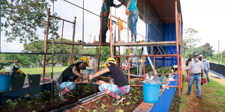 Obra do escritório da Fibra, financiada por Itaipu, garante carteira assinada para 60 trabalhadores