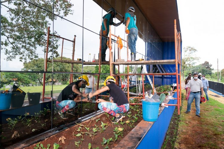 Obra do escritório da Fibra, financiada por Itaipu, garante carteira assinada para 60 trabalhadores