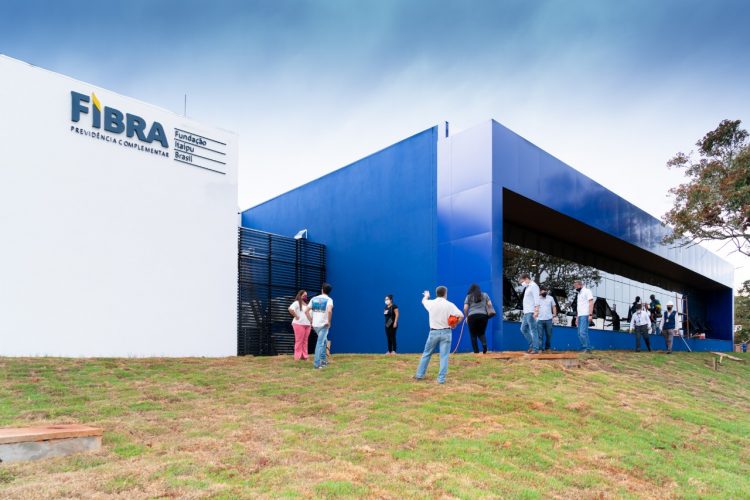 Obra do escritório da Fibra, financiada por Itaipu, garante carteira assinada para 60 trabalhadores