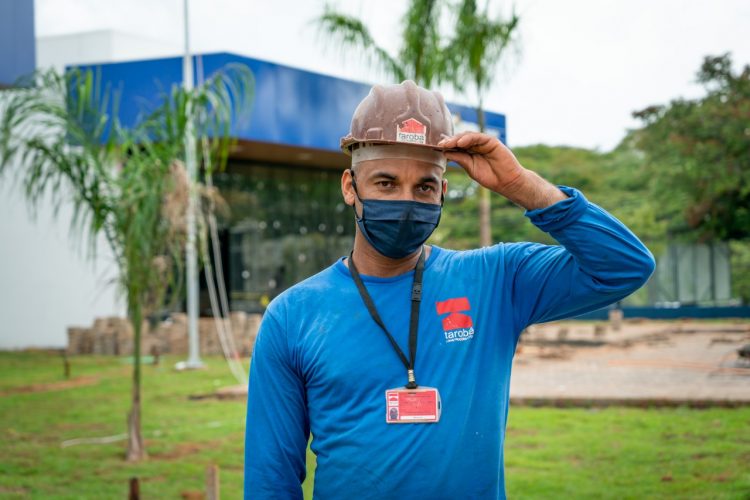 Obra do escritório da Fibra, financiada por Itaipu, garante carteira assinada para 60 trabalhadores