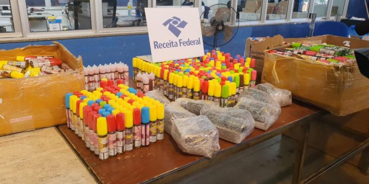 Receita Federal apreende mais de R$ 70 mil em essências para cigarro eletrônico