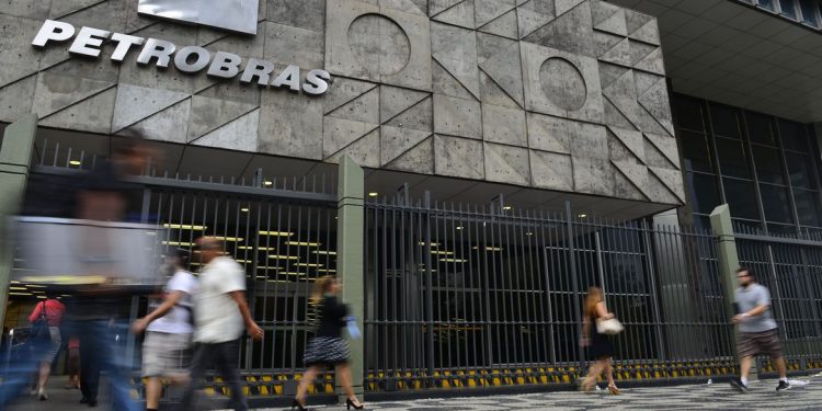 Petrobras anuncia redução do preço da gasolina pela primeira vez no ano