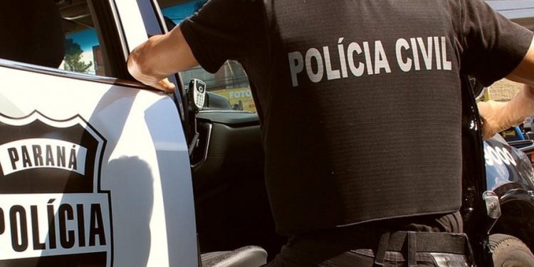 Paraná: mulher infectada com Covid-19 cospe em pedestres e passa saliva em veículos