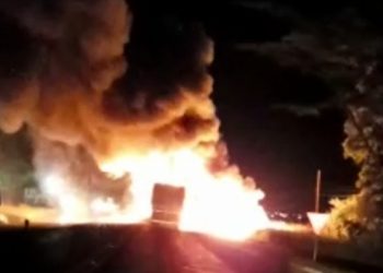 Carretas explodem após batida na BR-163 e motorista morre carbonizado