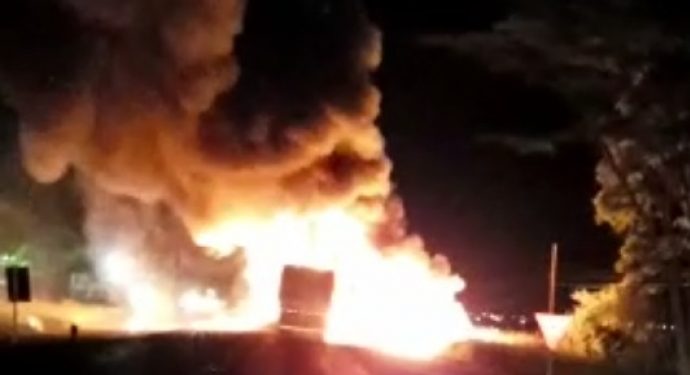 Carretas explodem após batida na BR-163 e motorista morre carbonizado