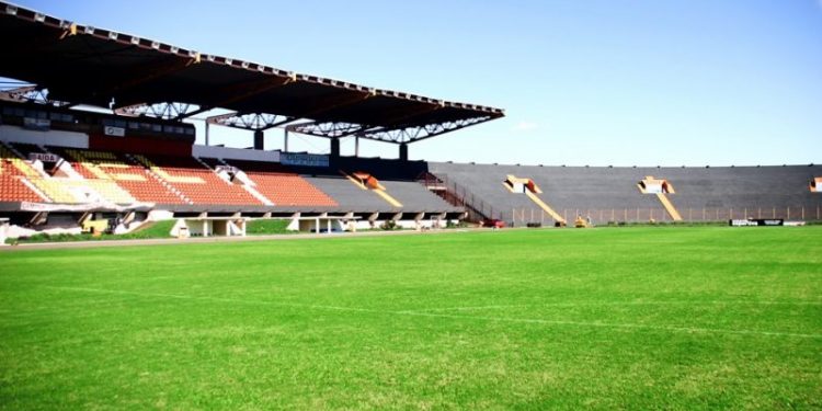 Em Cascavel, goleiro do Toledo tem celular furtado durante partida do Paranaense