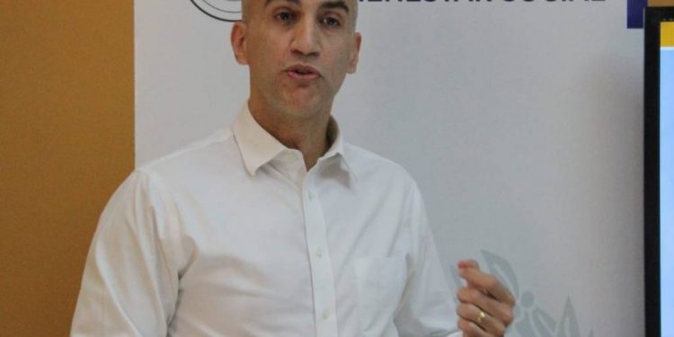 Escolas devem permanecer abertas e bares fechados, disse ministro da Saúde do Paraguai