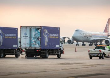 Fiocruz recebe insumos para produção de vacina da Oxford/AstraZeneca