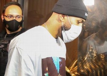 Gabigol, do Flamengo, é flagrado em cassino clandestino; ‘Desfrutam da vida como se nada tivesse acontecido’, diz delegado