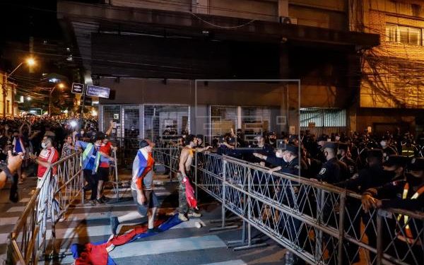 Protestos contra governo do Paraguai têm 16 manifestantes presos