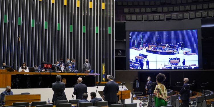 Câmara aprova admissibilidade da PEC que autoriza retorno do auxílio emergencial