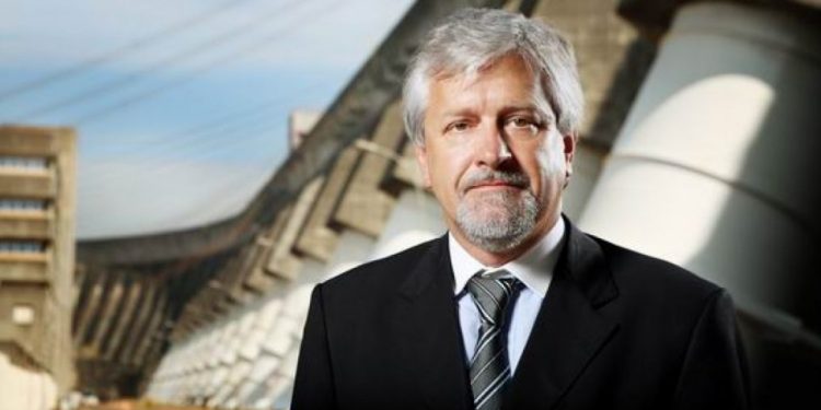 Jorge Samek apresenta melhora e é desentubado
