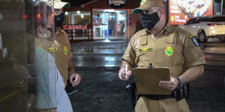 Mais de 3 mil estabelecimentos comerciais foram fiscalizados desde sábado no Paraná