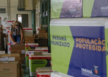 Com estoque no fim, Saúde distribui medicamentos de kit de intubação para 51 hospitais do Paraná