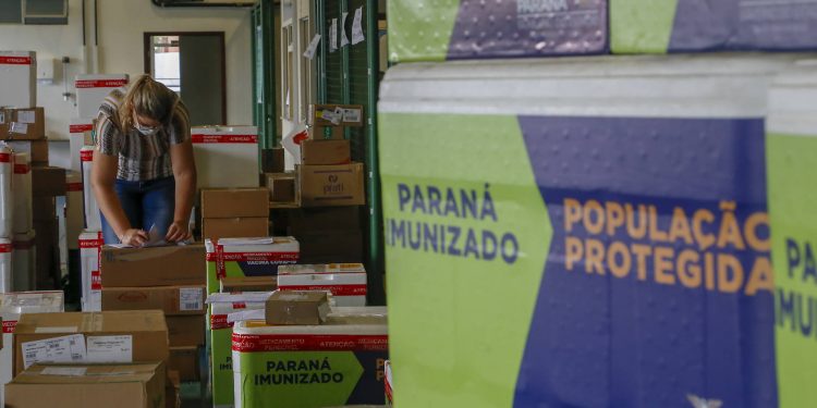 Com estoque no fim, Saúde distribui medicamentos de kit de intubação para 51 hospitais do Paraná