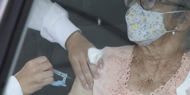 Paraná já imunizou 11% do grupo prioritário no combate à Covid-19