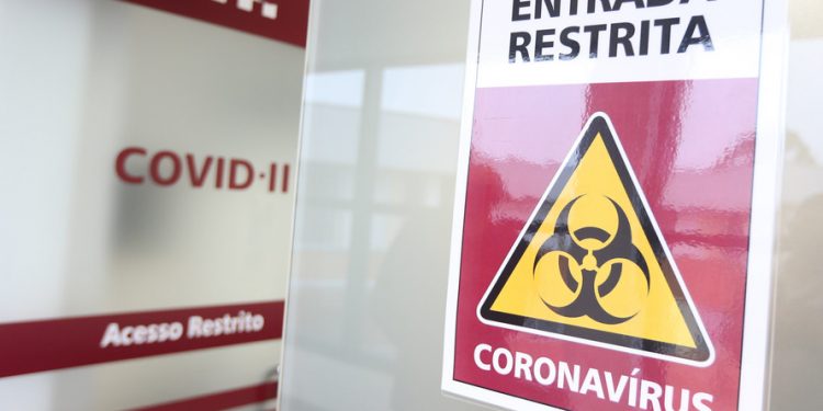 Em um ano, coronavírus infectou 6,5% da população paranaense