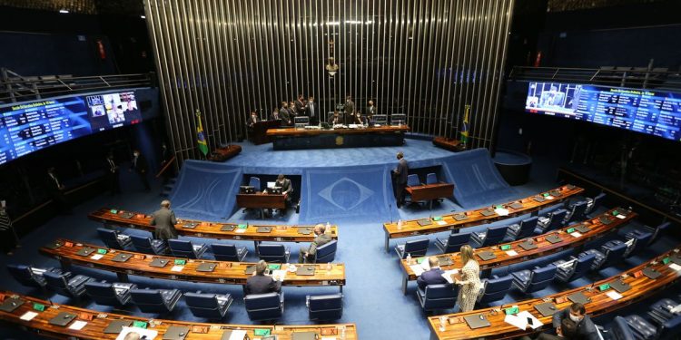 Proposta de Auxílio Emergencial em troca de ajustes fiscais é aprovada pelo senado