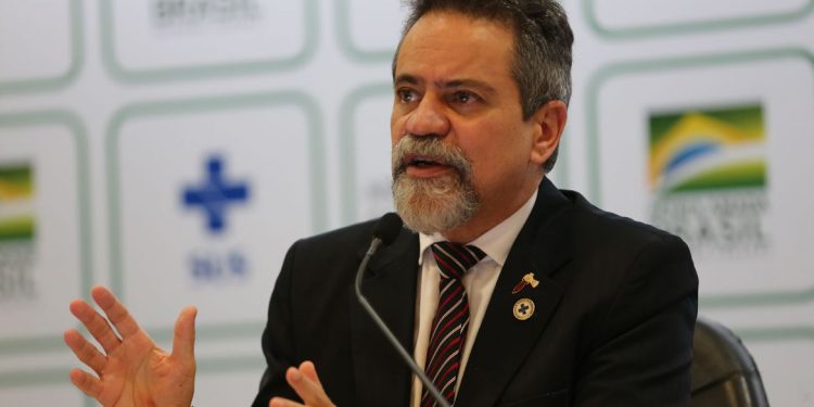 Covid-19: governo federal negocia 168 milhões de doses de vacina