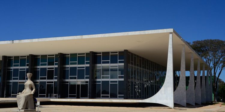 STF mantém lei que proíbe reajuste para servidores até dezembro