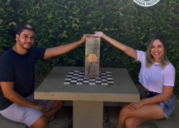 Estudantes de medicina de Foz criam suporte para máscaras que pode ser utilizado em restaurantes