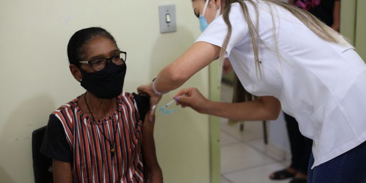 Foz começa nesta sexta-feira vacinação de idosos com 70 anos