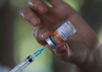 Primeira cidade a vacinar em massa encerra etapa de imunização