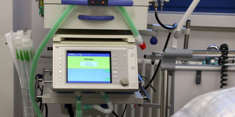 Média de mortes por covid-19 no país recua pelo terceiro dia