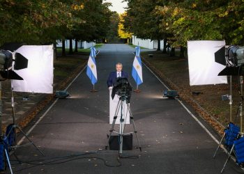 Argentina decreta toque de recolher para conter aumento de casos de Covid-19
